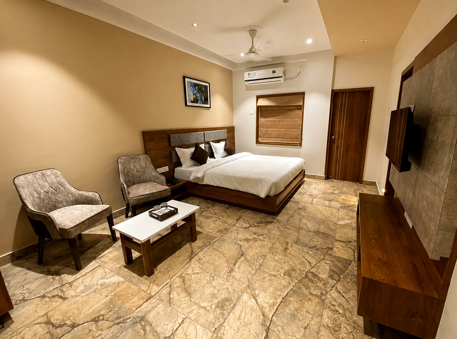 Large double room with chairs